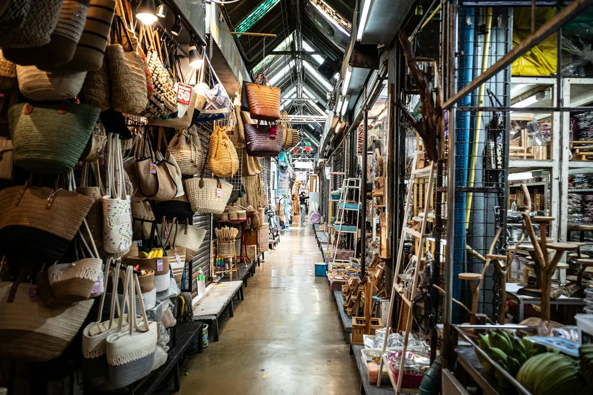 ตลาดขายสินค้าในประเทศไทยกับผู้ซื้อและผู้ขายออนไลน์