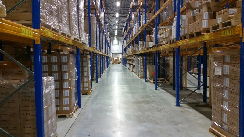 Rak gudang berisi kardus produk yang siap dikirim supplier ke reseller