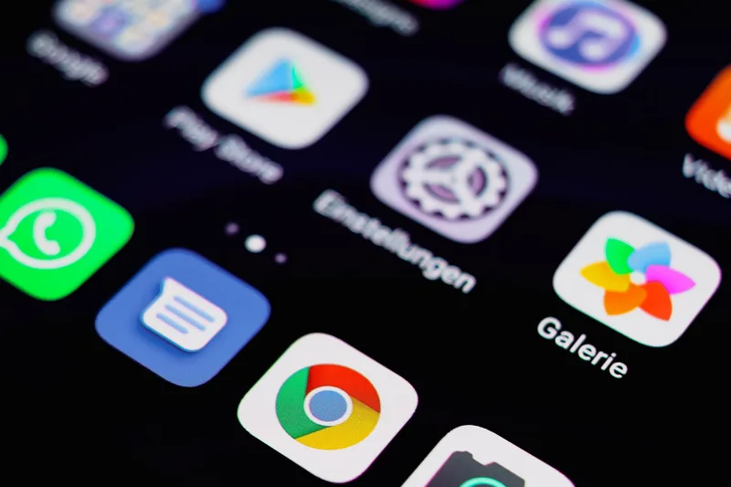 Layar smartphone menampilkan berbagai ikon aplikasi belanja online