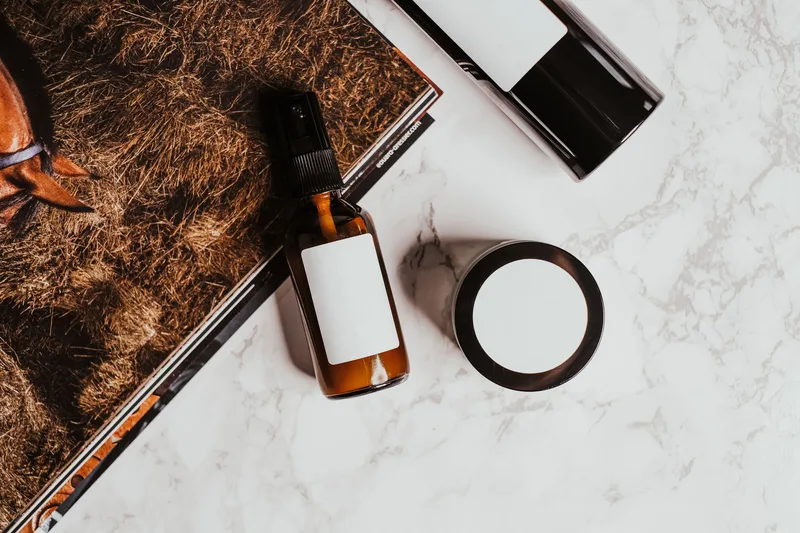 Produk penjagaan kulit halal termasuk toner dan serum disusun untuk gambar flatlay produk