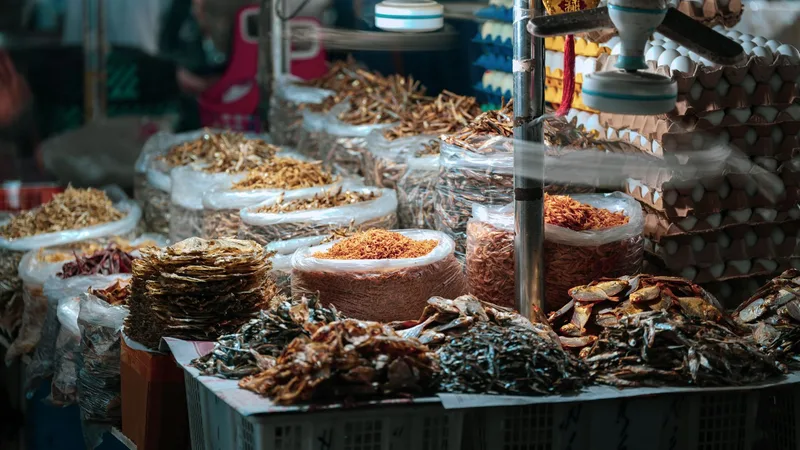 Gian hàng chợ bày bán thực phẩm khô và gia vị đa dạng