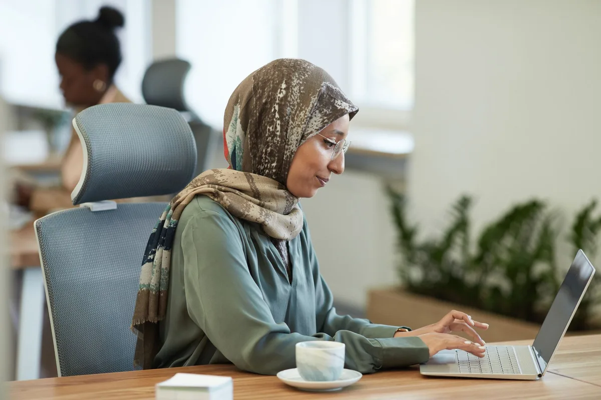 بائعة سعودية تدير متجرها الإلكتروني من الكمبيوتر المحمول والهاتف