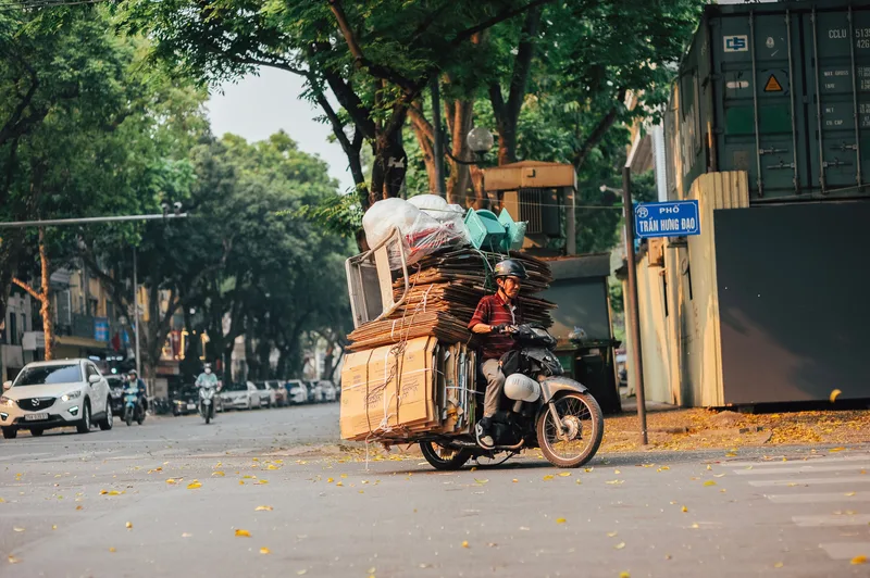 ผู้ขายออนไลน์กำลังแพ็คสินค้าใส่กล่องพัสดุเพื่อจัดส่งให้ลูกค้า