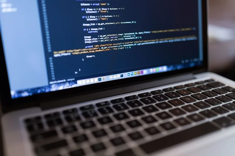 หน้าจอแสดงโค้ดเว็บไซต์บนแล็ปท็อป สื่อถึงการตั้งค่าเว็บไซต์ WooCommerce บน WordPress